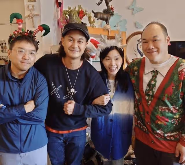 香港歌神在自家花園開派對,打扮時尚,網友:比小兒子看著還年輕