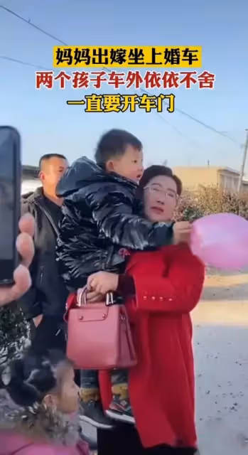 媽媽坐婚車要改嫁！倆兒子哭成淚人「緊抓車門」不放手　「依依不捨場面」看哭一眾親友