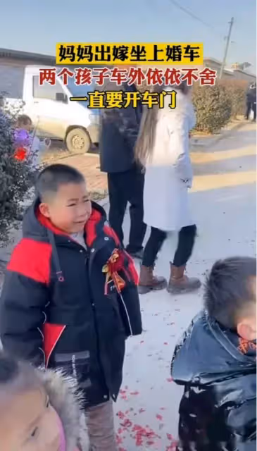 媽媽坐婚車要改嫁！倆兒子哭成淚人「緊抓車門」不放手　「依依不捨場面」看哭一眾親友