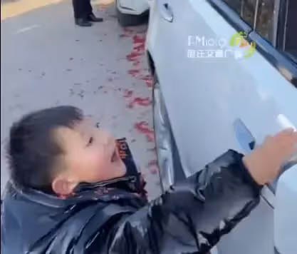 媽媽坐婚車要改嫁！倆兒子哭成淚人「緊抓車門」不放手　「依依不捨場面」看哭一眾親友
