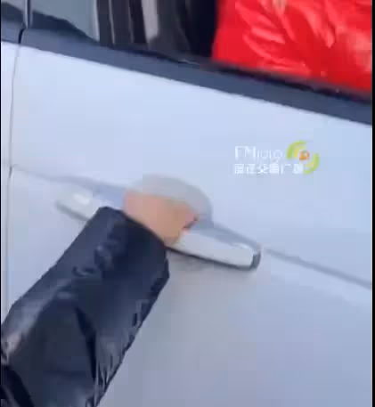 媽媽坐婚車要改嫁！倆兒子哭成淚人「緊抓車門」不放手　「依依不捨場面」看哭一眾親友