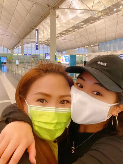 黎瑞恩送18歲女兒出國留學,機場緊緊相擁顯不舍,母女長相太相似