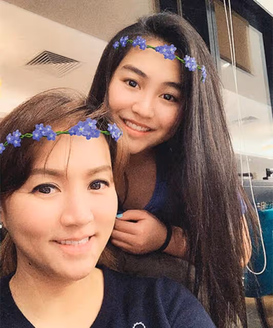 黎瑞恩送18歲女兒出國留學,機場緊緊相擁顯不舍,母女長相太相似