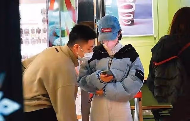 32歲女星戀情曝光,與富豪男友當街親吻摟抱,曾自嘲是桃花絕緣體