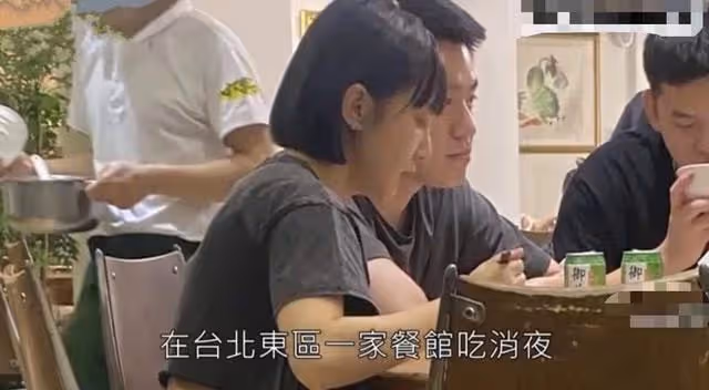 32歲女星戀情曝光,與富豪男友當街親吻摟抱,曾自嘲是桃花絕緣體