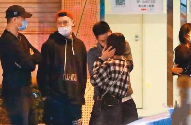 32歲女星戀情曝光,與富豪男友當街親吻摟抱,曾自嘲是桃花絕緣體