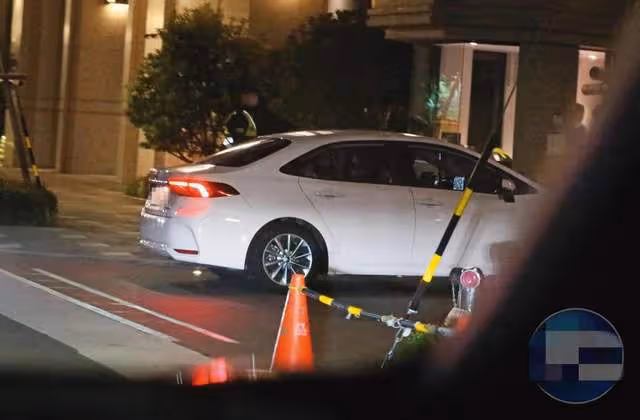 熒幕CP疑因戲生情,4月前兩人街邊拍纏綿吻戲,現又被拍夜訪香閨