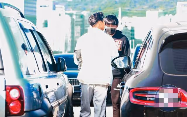 熒幕CP疑因戲生情,4月前兩人街邊拍纏綿吻戲,現又被拍夜訪香閨