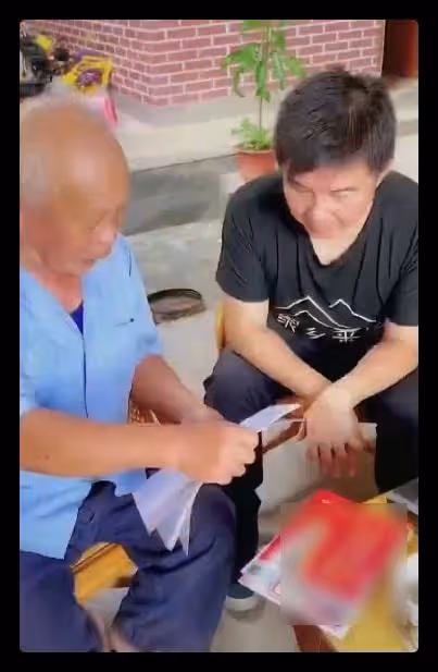 47歲男星又下鄉助農，查看幫扶成果探望留守老人，已堅持6年獲贊