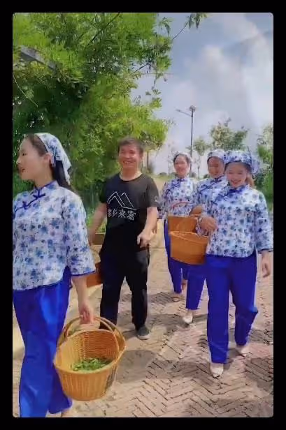 47歲男星又下鄉助農，查看幫扶成果探望留守老人，已堅持6年獲贊