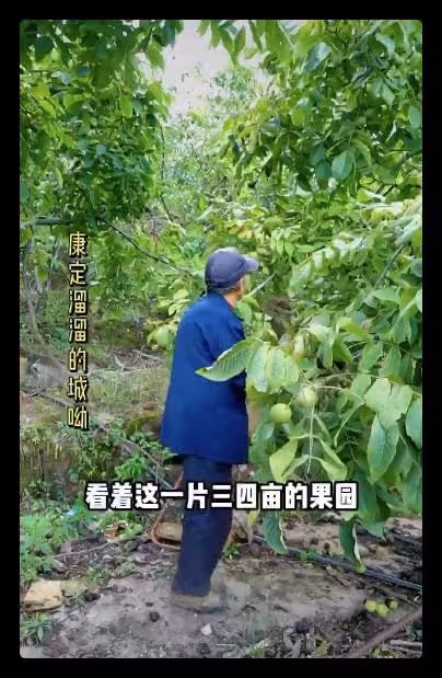 47歲男星又下鄉助農,查看幫扶成果探望留守老人,已堅持6年獲贊