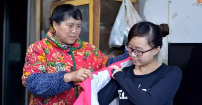 母親到兒子家住經常要錢花，被兒媳趕走，到了女兒家，母親卻送錢