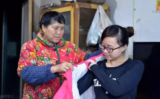 母親到兒子家住經常要錢花,被兒媳趕走,到了女兒家,母親卻送錢