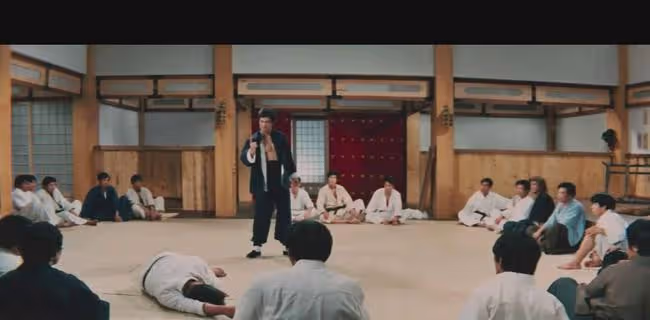 對於三隻松鼠眯眯眼模特事件,本人回應之後,反而網友更加炸鍋了