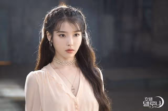 IU因長得丑被拒絕20次,如今成為韓國第一女solo,有人後悔了