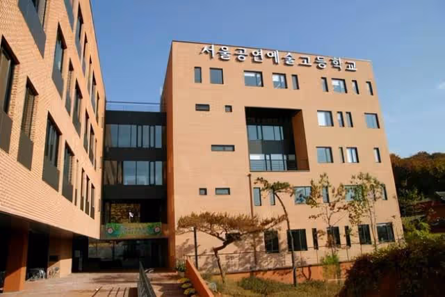 出身韓國財閥世家,為愛隱婚退出演藝圈,後復出靠《頂樓》爆火