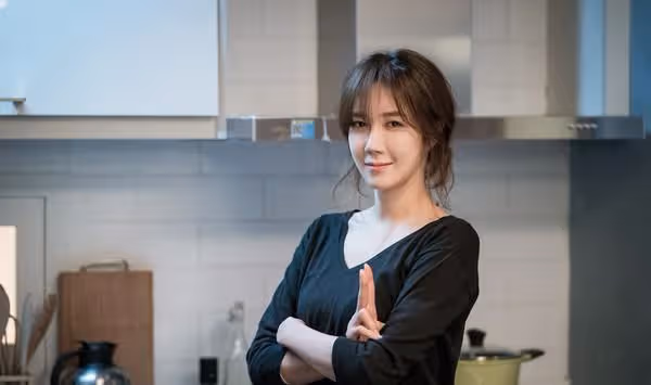 出身韓國財閥世家,為愛隱婚退出演藝圈,後復出靠《頂樓》爆火