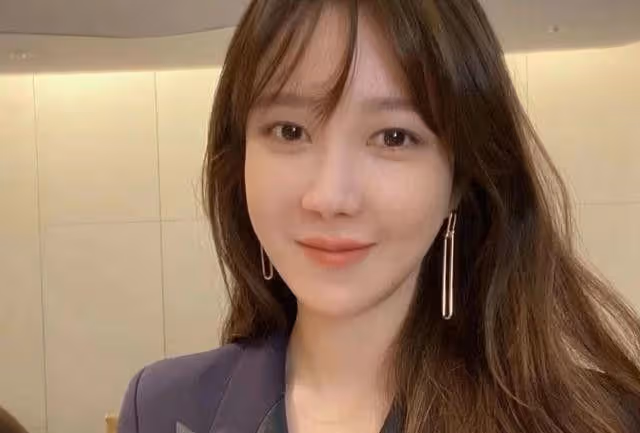 出身韓國財閥世家,為愛隱婚退出演藝圈,後復出靠《頂樓》爆火