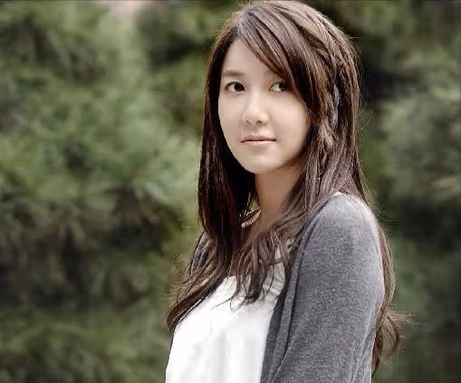 出身韓國財閥世家,為愛隱婚退出演藝圈,後復出靠《頂樓》爆火