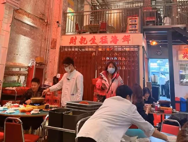 張衛健帶妻子吃大排檔，47歲張茜素顏似路人，夫妻結婚14年無子