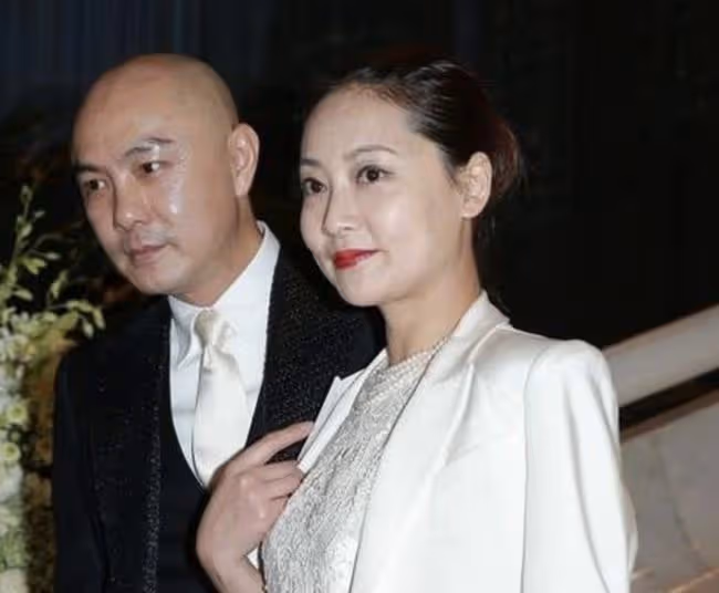 張衛健帶妻子吃大排檔,47歲張茜素顏似路人,夫妻結婚14年無子