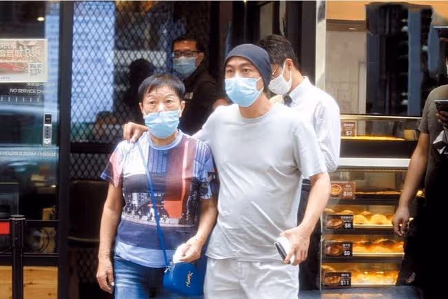 張衛健帶妻子吃大排檔,47歲張茜素顏似路人,夫妻結婚14年無子