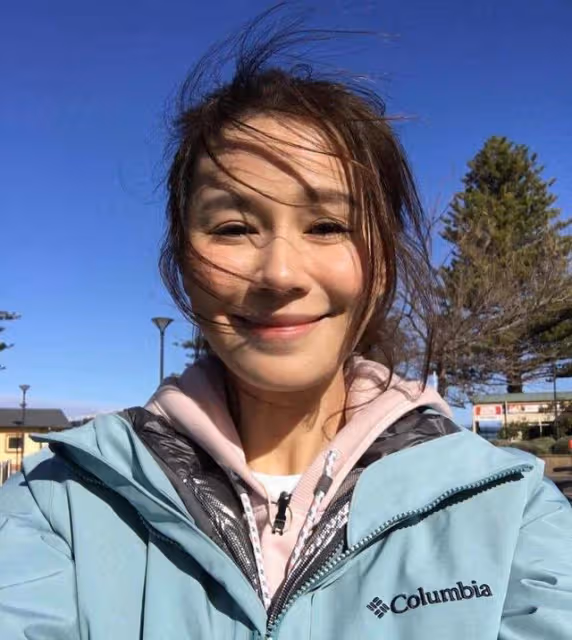 TVB女星黃翠如坐高鐵回汕尾老家,開心探望102歲婆婆,兩人玩自拍