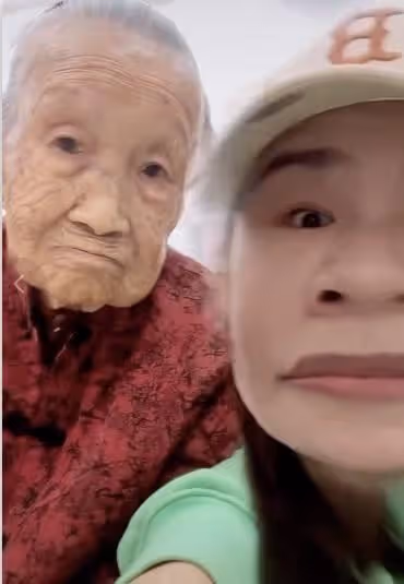 TVB女星黃翠如坐高鐵回汕尾老家,開心探望102歲婆婆,兩人玩自拍