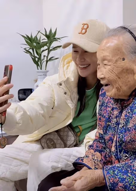 TVB女星黃翠如坐高鐵回汕尾老家,開心探望102歲婆婆,兩人玩自拍