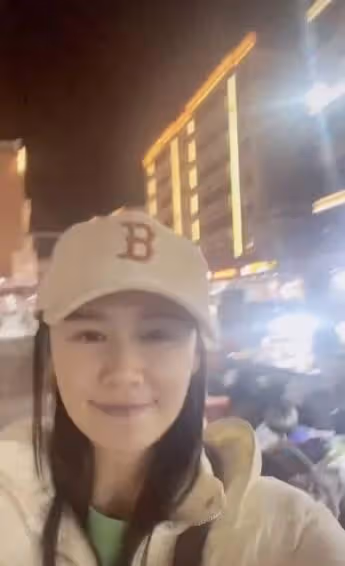 TVB女星黃翠如坐高鐵回汕尾老家,開心探望102歲婆婆,兩人玩自拍
