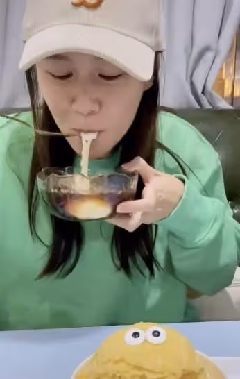 TVB女星黃翠如坐高鐵回汕尾老家,開心探望102歲婆婆,兩人玩自拍