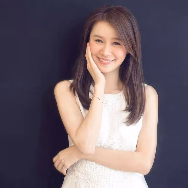 TVB女星黃翠如坐高鐵回汕尾老家,開心探望102歲婆婆,兩人玩自拍