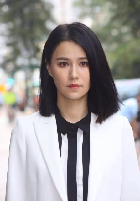TVB女星黃翠如坐高鐵回汕尾老家,開心探望102歲婆婆,兩人玩自拍