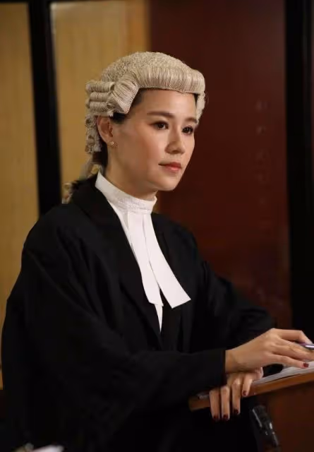 TVB女星黃翠如坐高鐵回汕尾老家,開心探望102歲婆婆,兩人玩自拍