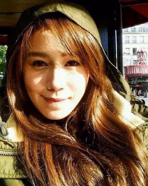 TVB女星黃翠如坐高鐵回汕尾老家,開心探望102歲婆婆,兩人玩自拍
