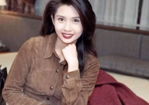 "性感女神"邱淑貞：被王晶獨寵9年，為何轉身嫁給了富商沈嘉偉？
