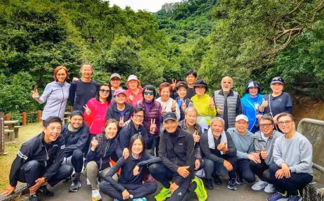 依舊明艷照人!前TVB知名女星淡妝出席闊太聚會,56歲仍單身一人