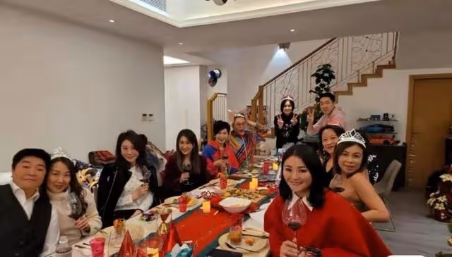 依舊明艷照人!前TVB知名女星淡妝出席闊太聚會,56歲仍單身一人