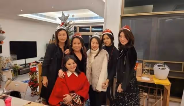 依舊明艷照人!前TVB知名女星淡妝出席闊太聚會,56歲仍單身一人