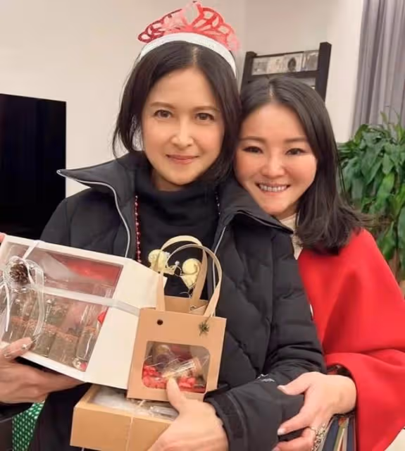 依舊明艷照人!前TVB知名女星淡妝出席闊太聚會,56歲仍單身一人