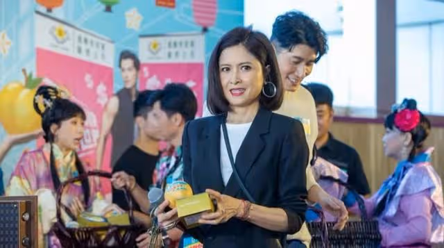 依舊明艷照人!前TVB知名女星淡妝出席闊太聚會,56歲仍單身一人