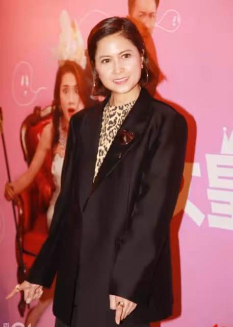 依舊明艷照人!前TVB知名女星淡妝出席闊太聚會,56歲仍單身一人