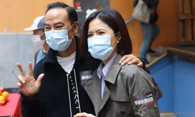 依舊明艷照人!前TVB知名女星淡妝出席闊太聚會,56歲仍單身一人