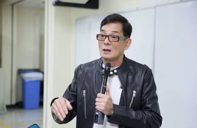 67歲知名港星現身內地菜場,坐攤位前售賣水產,招攬客人姿勢熟練