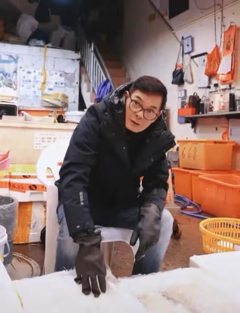 67歲知名港星現身內地菜場,坐攤位前售賣水產,招攬客人姿勢熟練