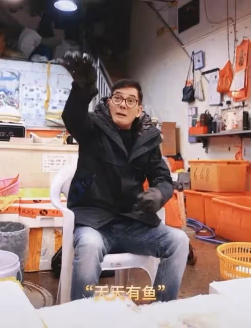 67歲知名港星現身內地菜場,坐攤位前售賣水產,招攬客人姿勢熟練