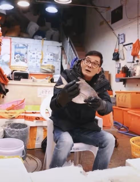 67歲知名港星現身內地菜場,坐攤位前售賣水產,招攬客人姿勢熟練