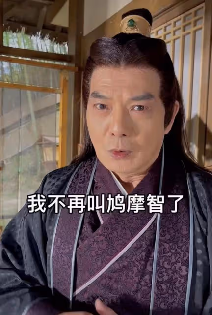 67歲知名港星現身內地菜場,坐攤位前售賣水產,招攬客人姿勢熟練