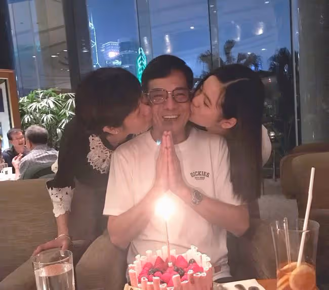 67歲知名港星現身內地菜場,坐攤位前售賣水產,招攬客人姿勢熟練
