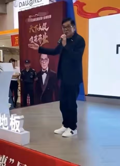 67歲知名港星現身內地菜場,坐攤位前售賣水產,招攬客人姿勢熟練
